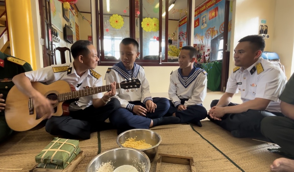 Trong không khí hân hoan, cán bộ, chiến sĩ nhà giàn cùng gói bánh chưng và hát những bài ca về lính nhà giàn. Mùa Xuân đã về trên nhà giàn DKI theo cách đơn sơ mà đầm ấm như vậy