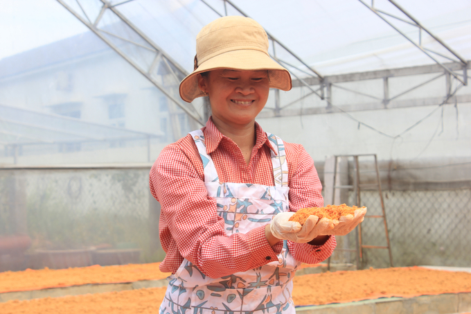 Muối tôm Tây Ninh có màu đỏ tươi, mùi thơm nồng nàn và vị cay nồng đậm đà, khiến thực khách ăn một lần là không thể quên. Ảnh: Trần Trung.