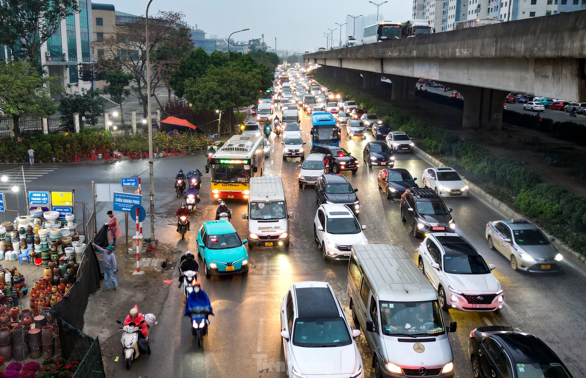 Người dân vượt mưa rét, ùn tắc, rời Thủ đô về quê từ tờ mờ sáng ảnh 9