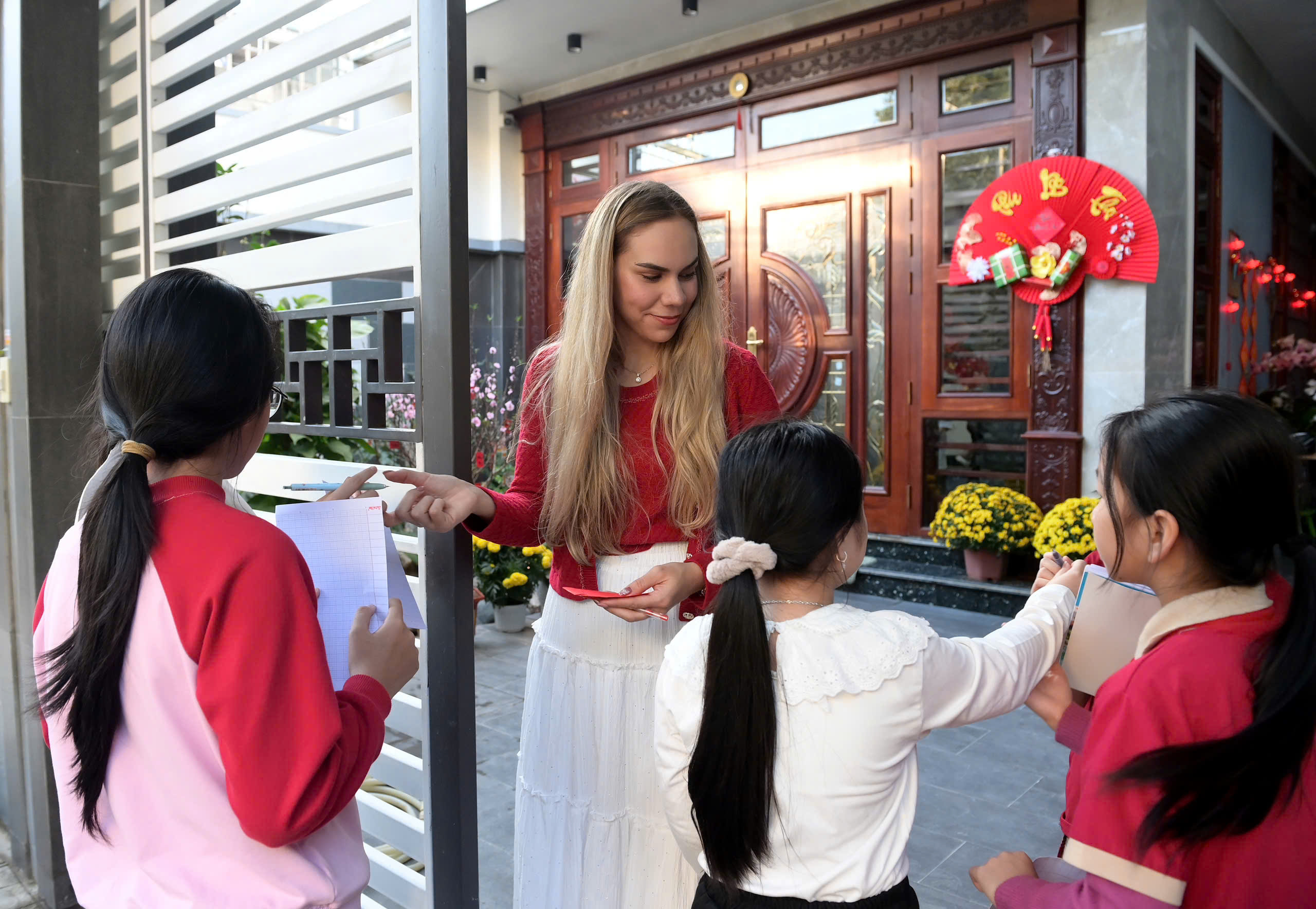 Vợ Xuân Son trang trí nhà cửa lung linh đón chồng, lì xì cho fan nhí- Ảnh 11.