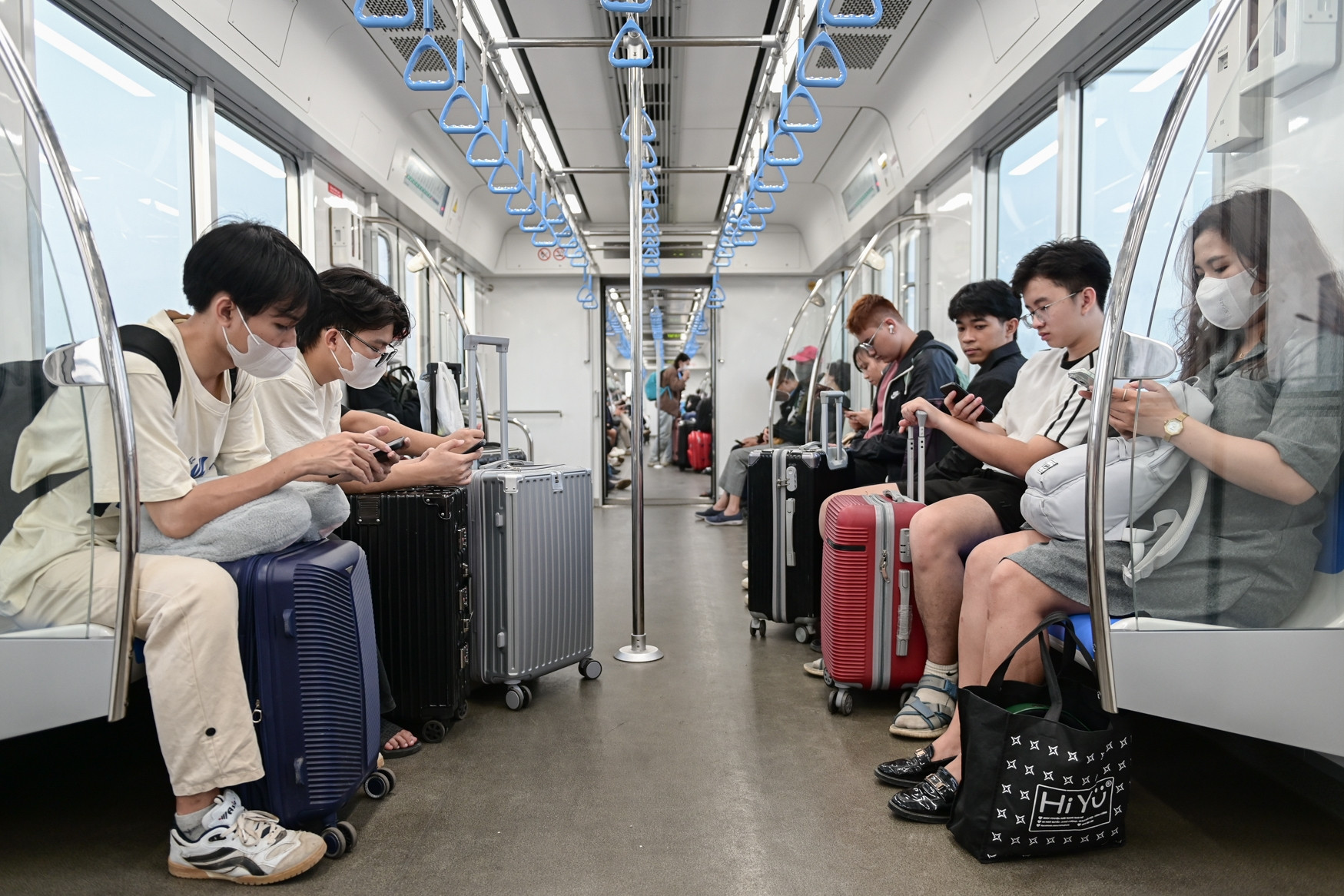 Lục đục kéo vali transit qua tàu metro TPHCM về quê ăn Tết sớm