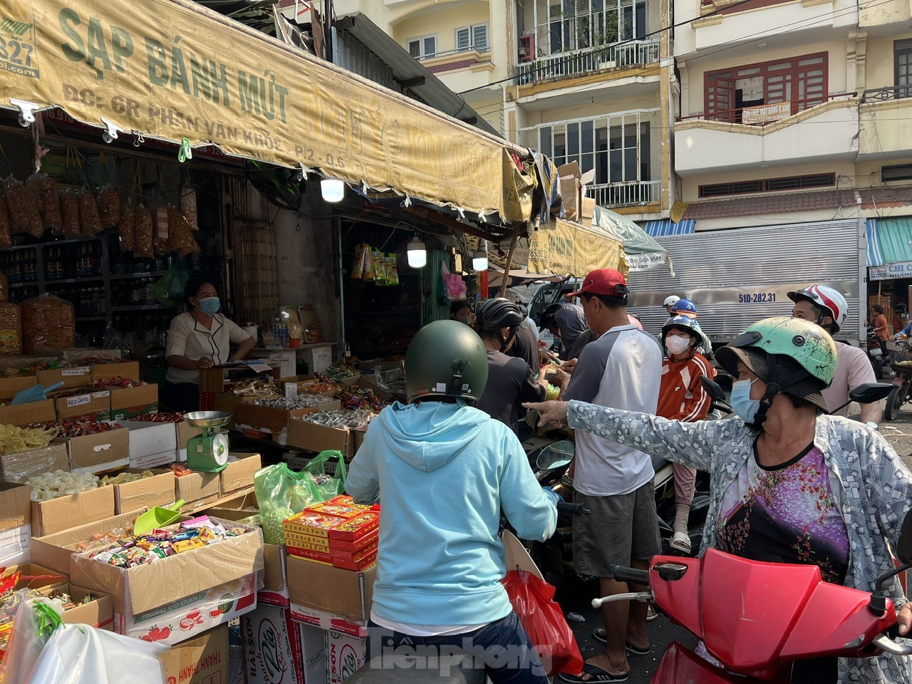 Bất ngờ ở chợ Bình Tây ngày giáp Tết ảnh 6