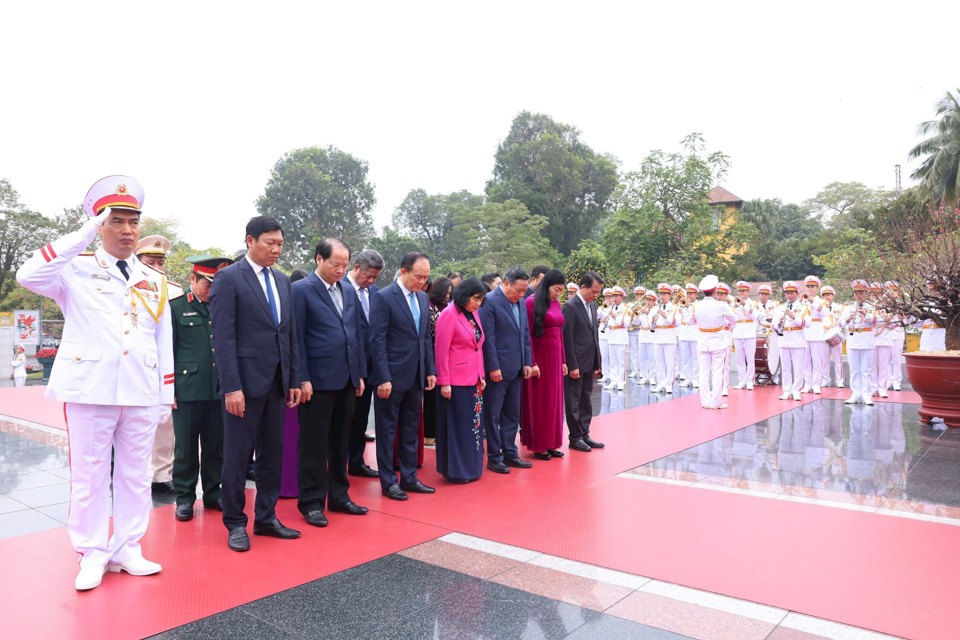 Đoàn đại biểu TP Hà Nội tưởng niệm các Anh hùng liệt sĩ.