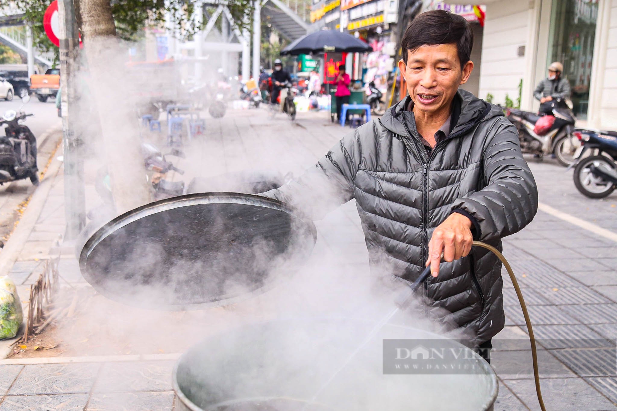 Người dân Thủ Đô bắc bếp trên vỉa hè nấu bánh chưng đón Tết Nguyên đán 2025 - Ảnh 3.