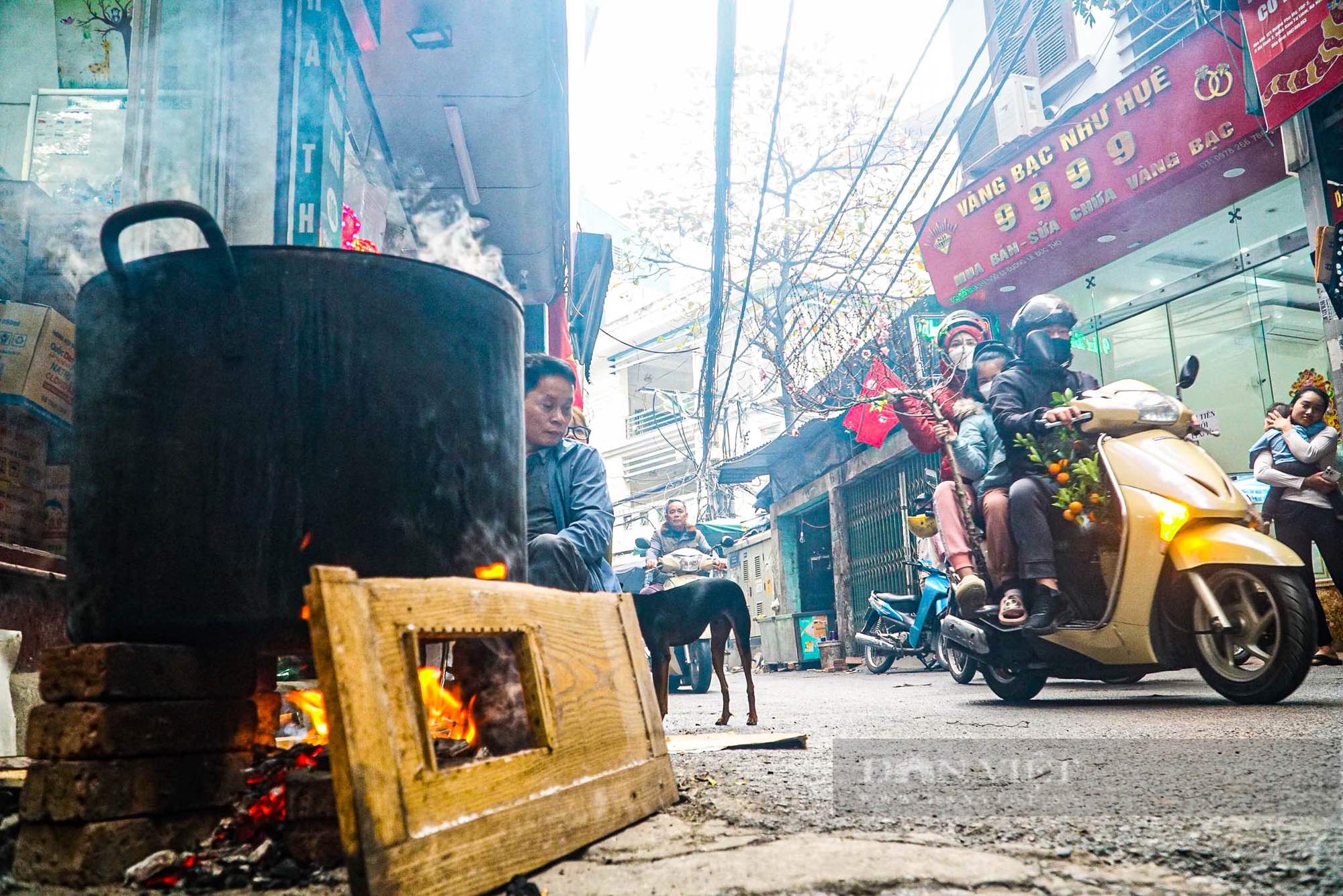 Người dân Thủ Đô bắc bếp trên vỉa hè nấu bánh chưng đón Tết Nguyên đán 2025 - Ảnh 4.