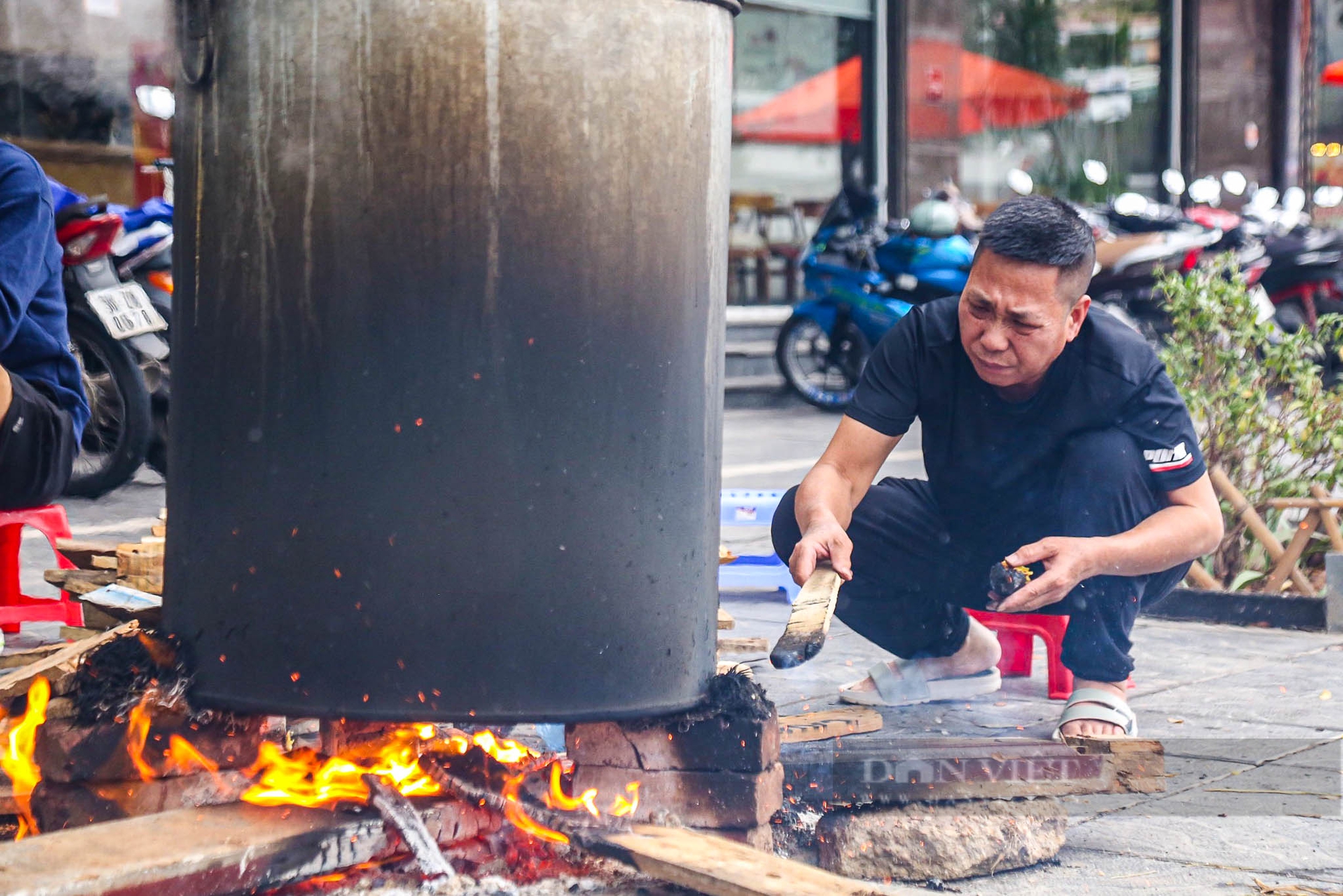 Người dân Thủ Đô bắc bếp trên vỉa hè nấu bánh chưng đón Tết Nguyên đán 2025 - Ảnh 6.