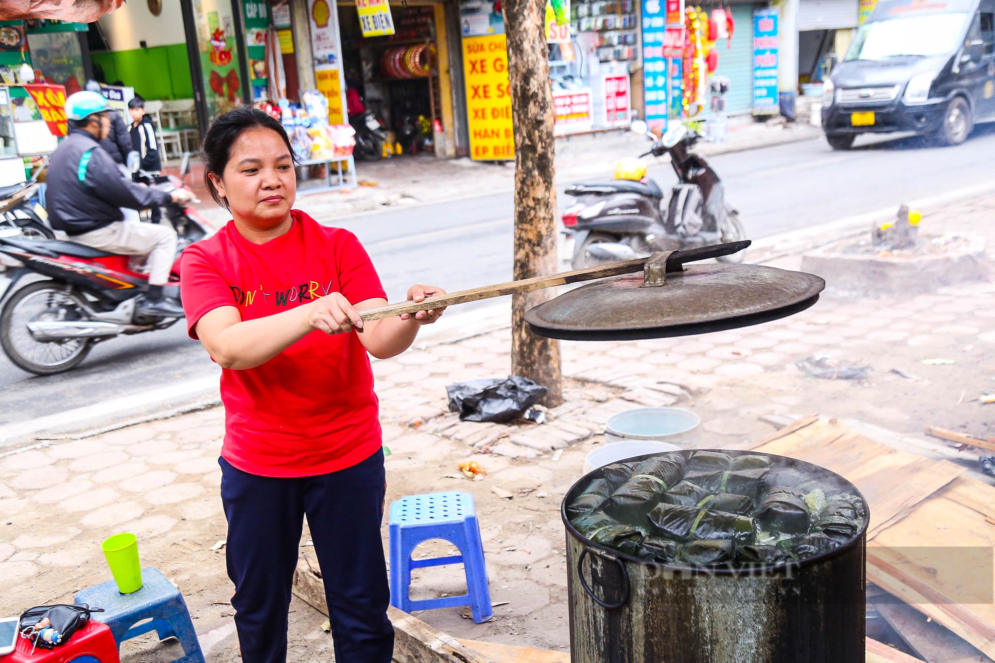 Người dân Thủ Đô bắc bếp trên vỉa hè nấu bánh chưng đón Tết Nguyên đán 2025 - Ảnh 8.