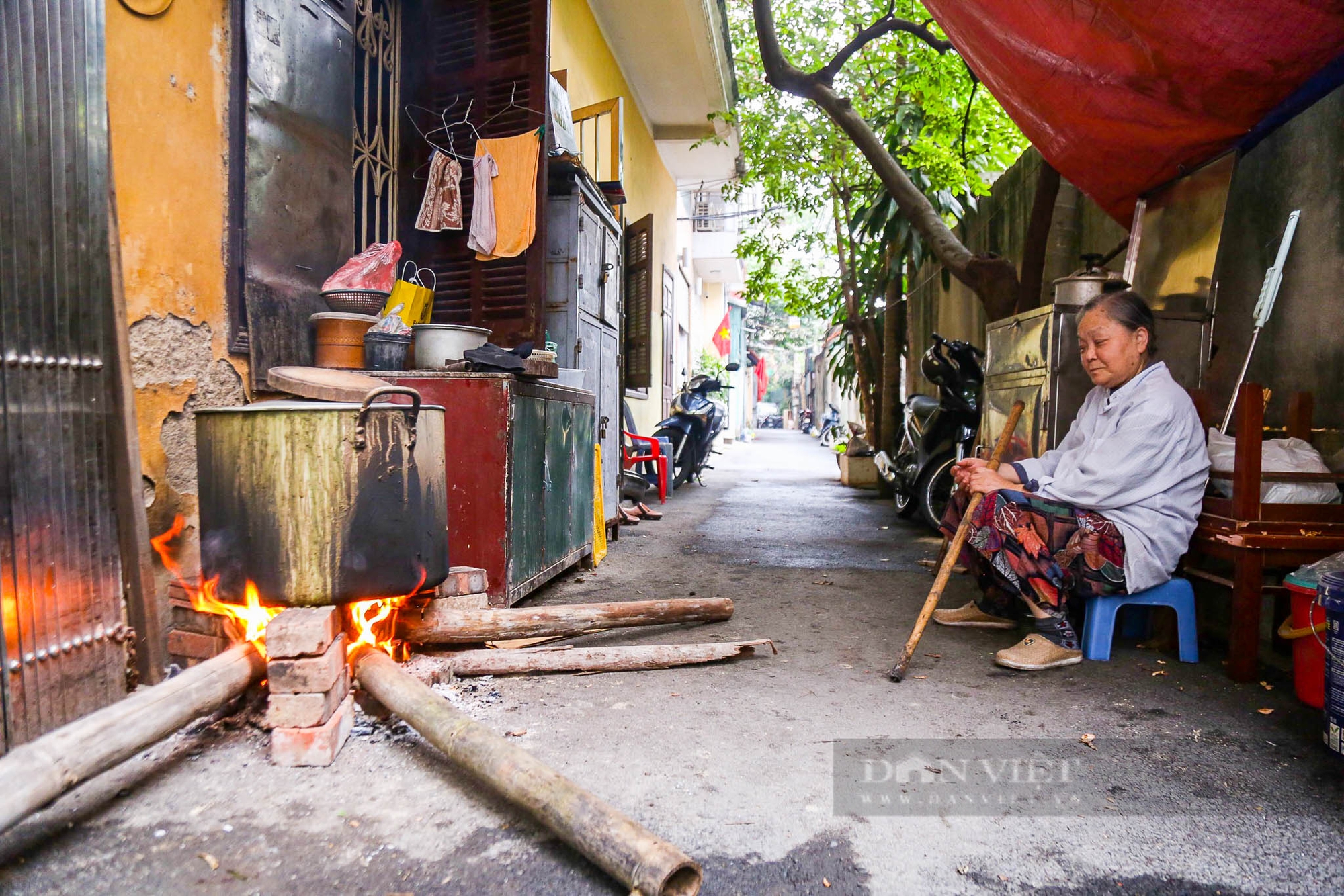 Người dân Thủ Đô bắc bếp trên vỉa hè nấu bánh chưng đón Tết Nguyên đán 2025 - Ảnh 11.