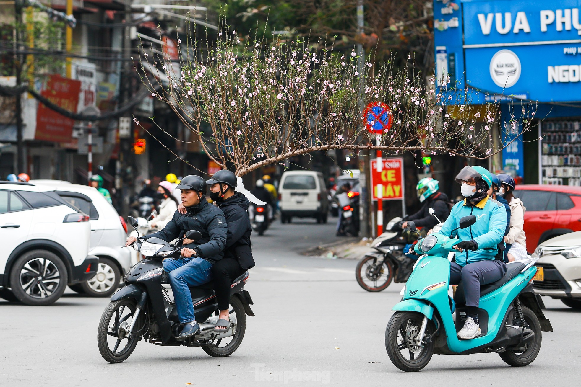 Không khí xuân tràn ngập phố phường, người Hà Nội hối hả 'chở Tết' về nhà ảnh 4