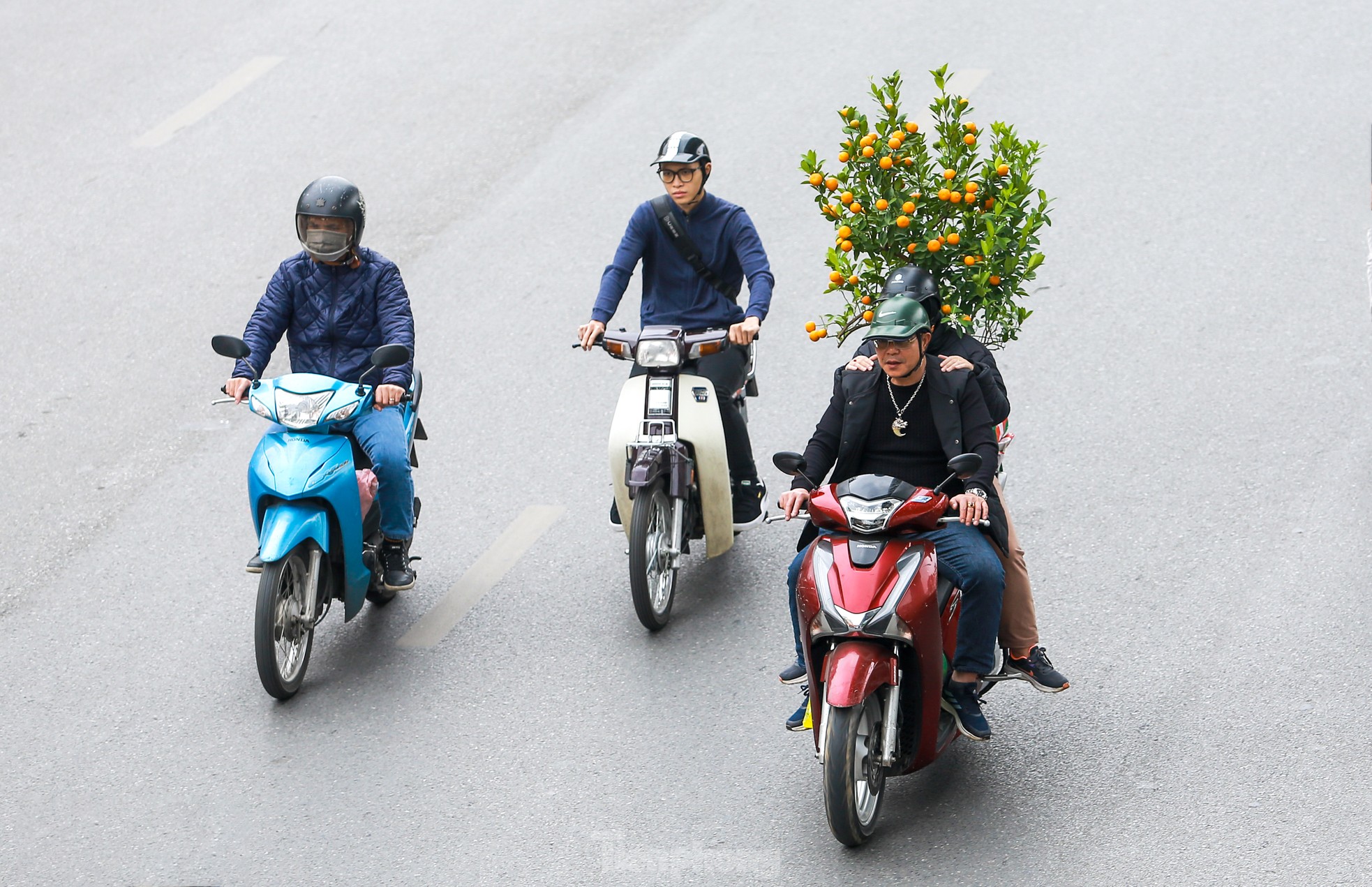 Không khí xuân tràn ngập phố phường, người Hà Nội hối hả 'chở Tết' về nhà ảnh 5