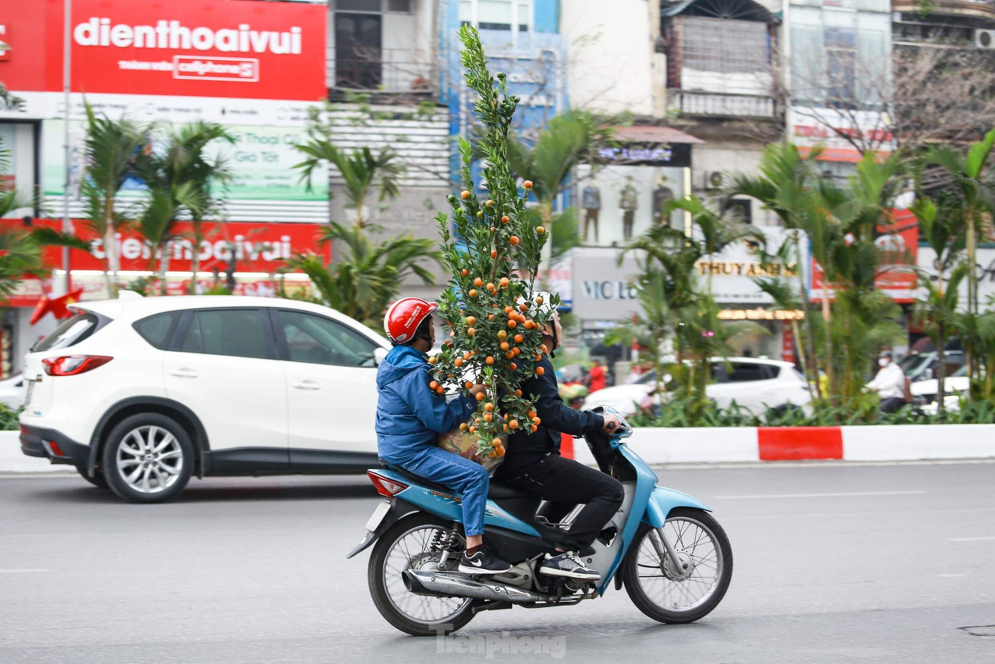 Không khí xuân tràn ngập phố phường, người Hà Nội hối hả 'chở Tết' về nhà ảnh 6