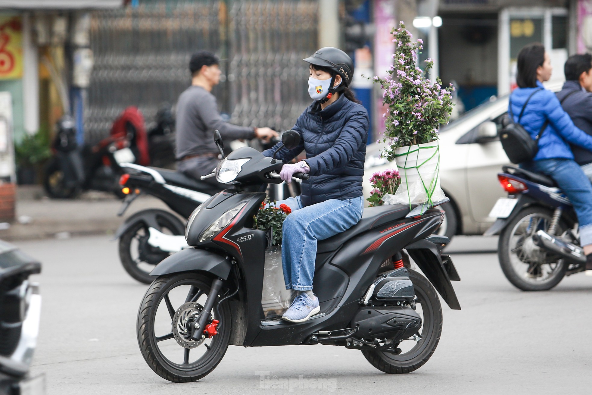 Không khí xuân tràn ngập phố phường, người Hà Nội hối hả 'chở Tết' về nhà ảnh 8