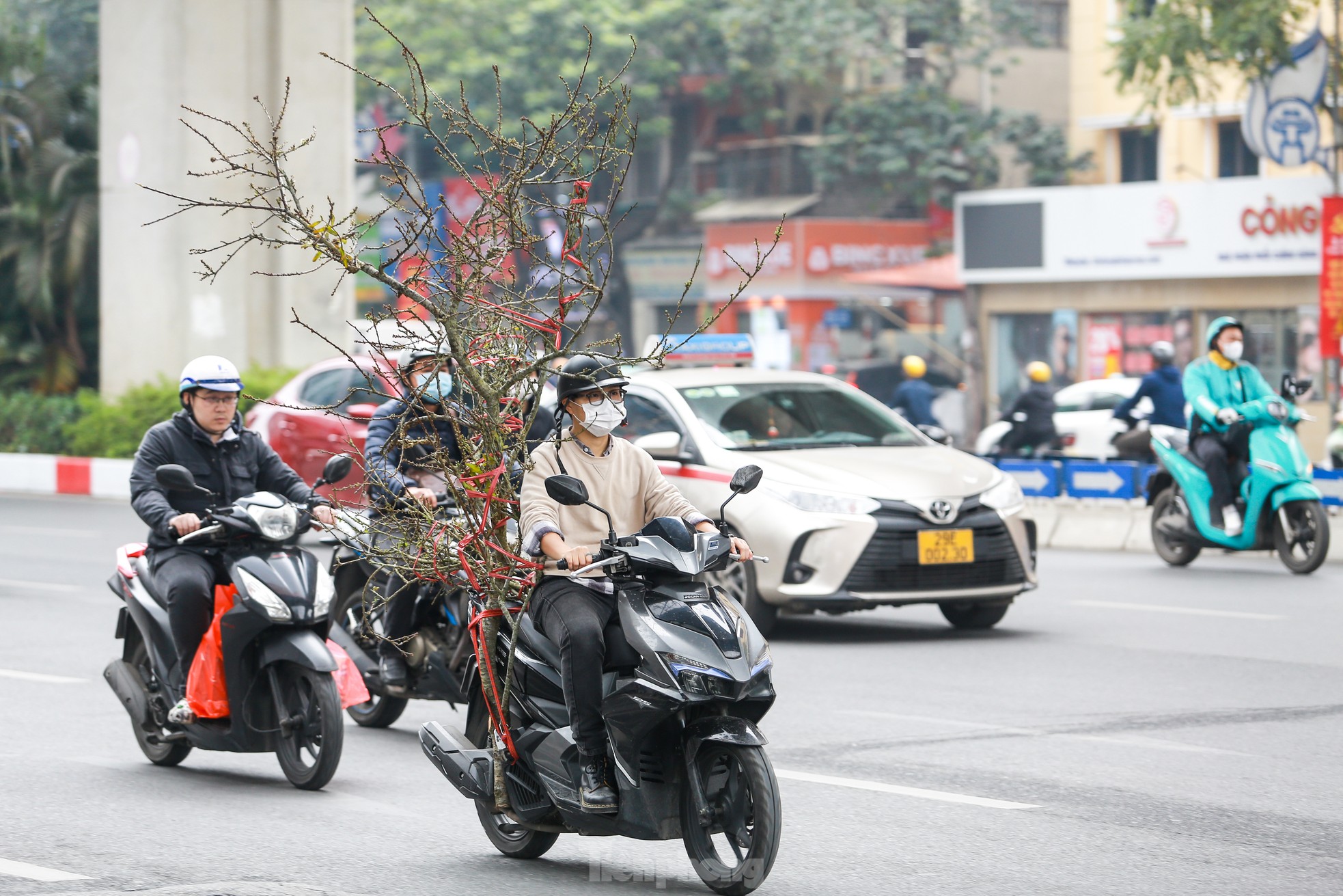 Không khí xuân tràn ngập phố phường, người Hà Nội hối hả 'chở Tết' về nhà ảnh 9