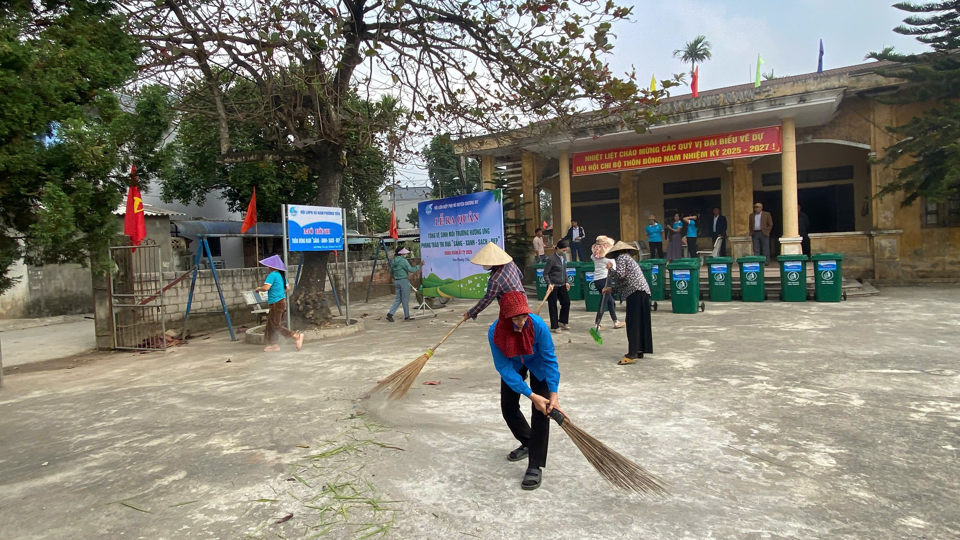 Phụ nữ huyện Chương Mỹ tham gia tổng vệ sinh môi trường