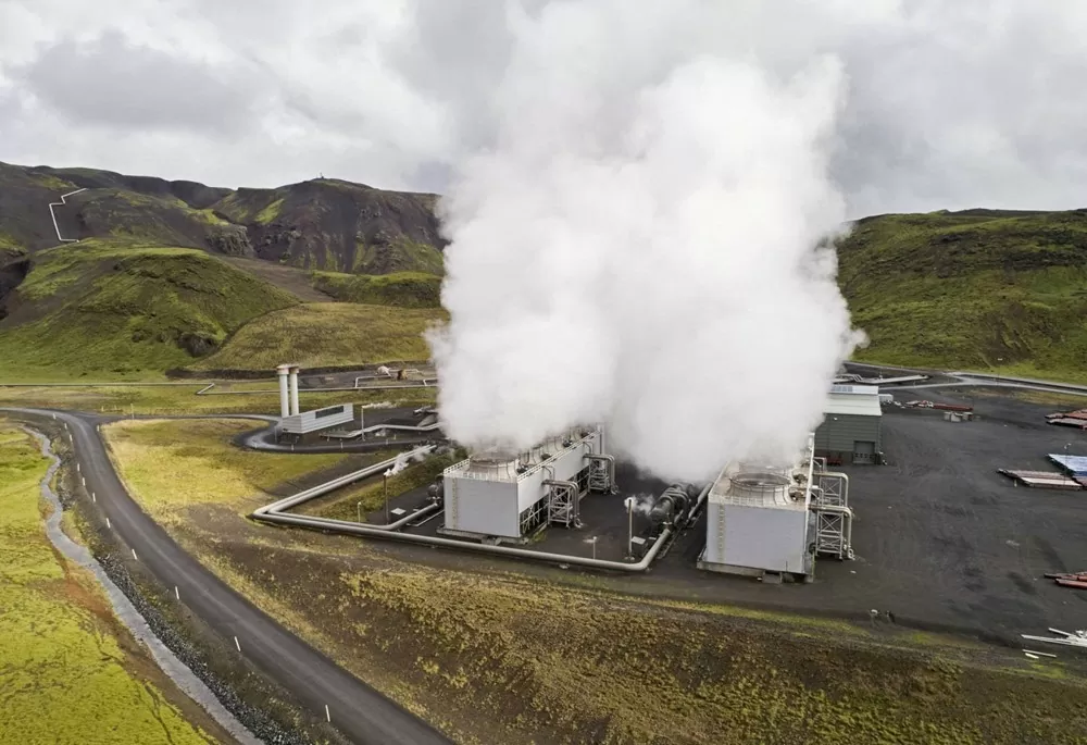 Nhà máy điện địa nhiệt Hellisheidi ở Iceland. (Ảnh: Japan Times)