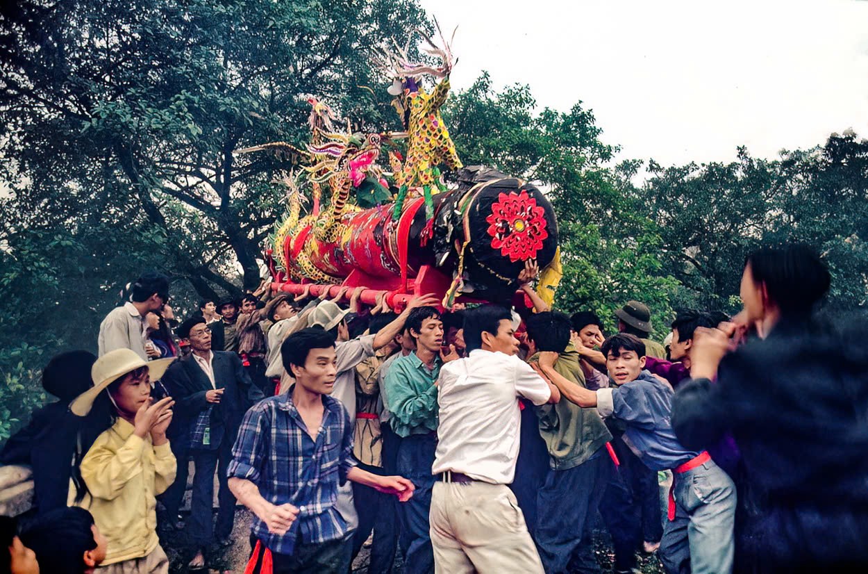 Lễ hội rước pháo Đồng Kỵ năm 1994. (Ảnh: Andy Soloman)