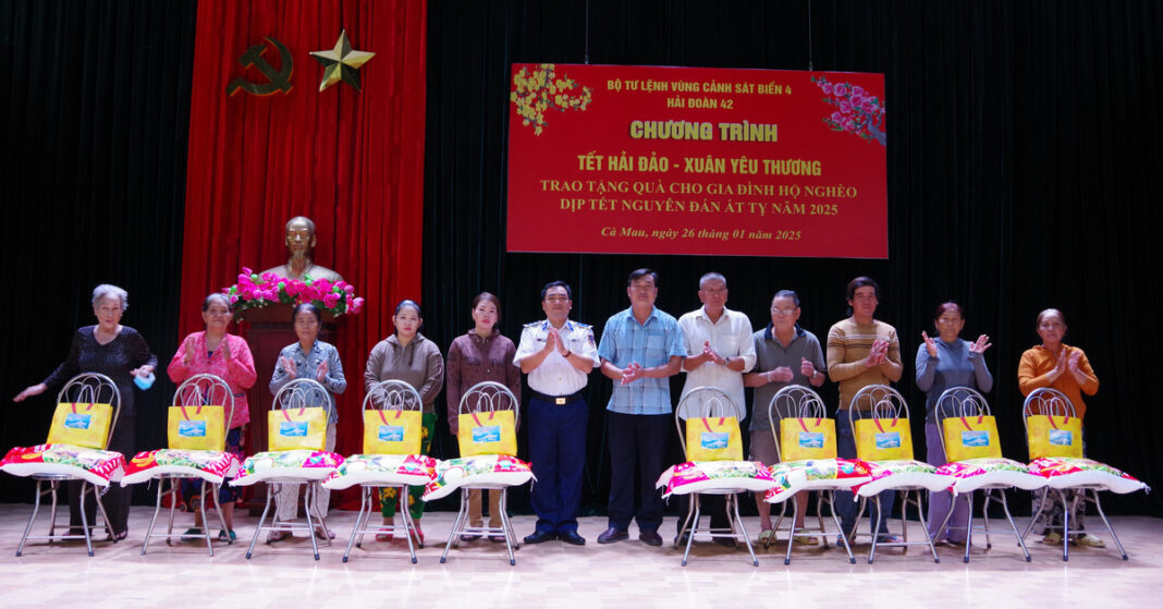'Tết hải đảo - Xuân yêu thương' đến với bà con nghèo