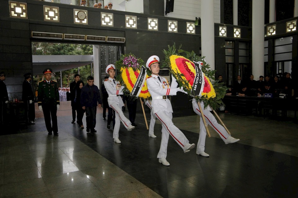 Đoàn Ban Tuyên giáo Trung ương vào viếng. Ảnh: Viết Thành