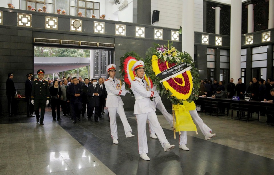 Đoàn đại biểu Thành ủy, HĐND, UBND, Ủy ban MTTQ Việt Nam TP Hà Nội vào viếng. Ảnh: Viết Thành.