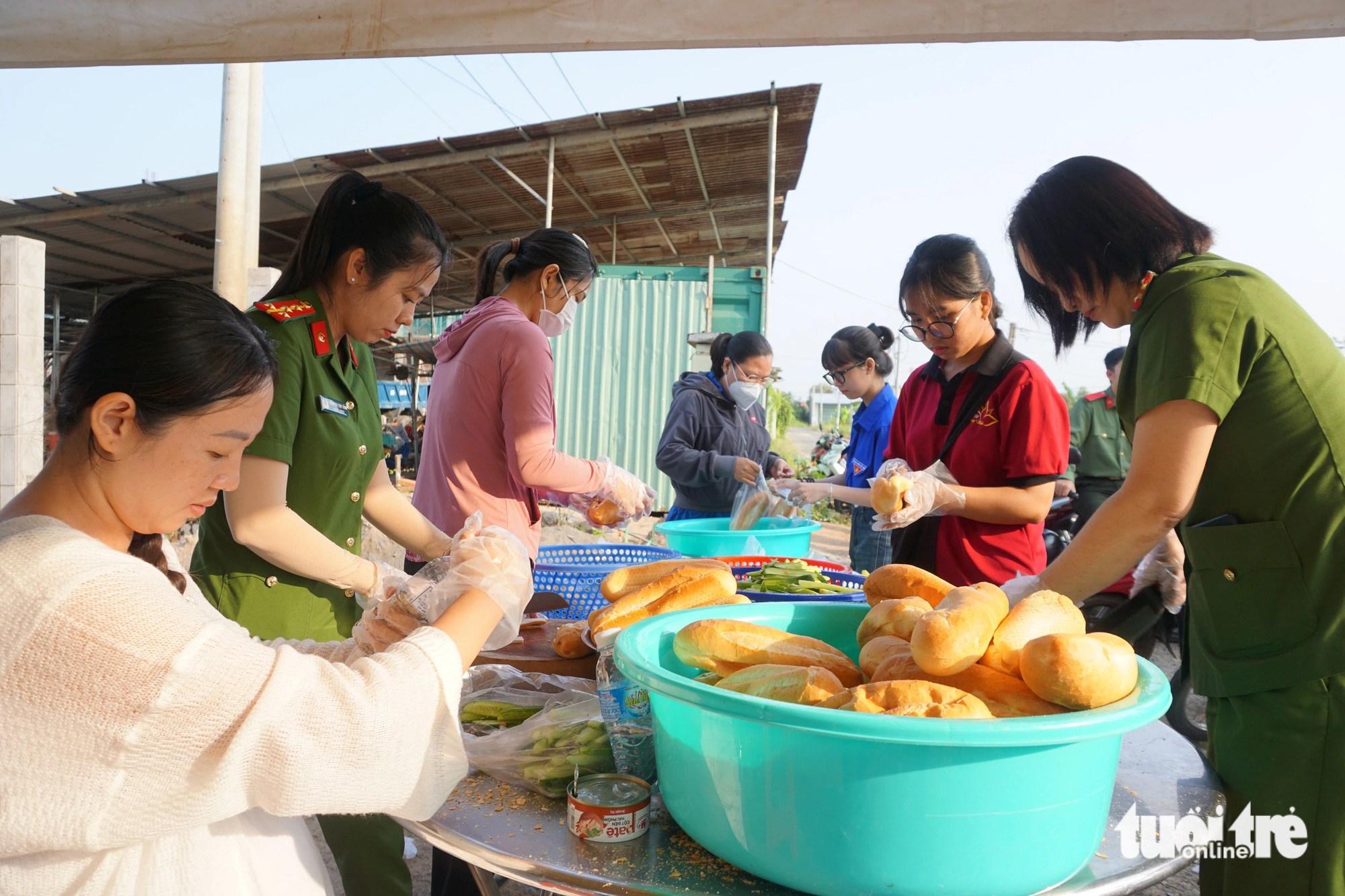 Phát nước và bánh mì cho người dân về miền Tây ăn Tết - Ảnh 3.