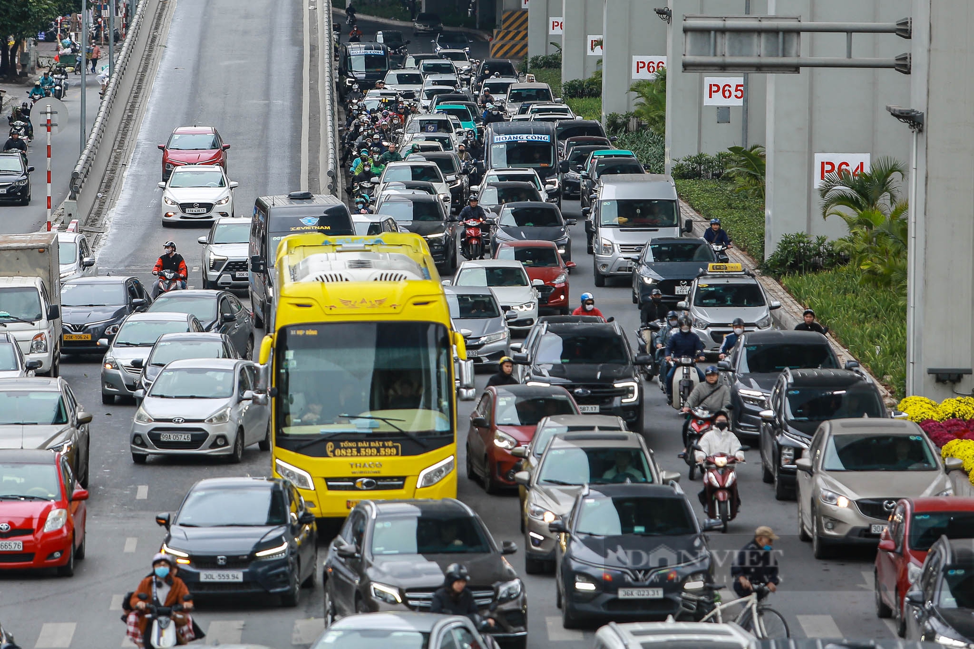 Cửa ngõ Hà Nội vẫn ùn dài, các tuyến phố trong nội đô thông thoáng khác lạ ngày 27 Tết - Ảnh 3.