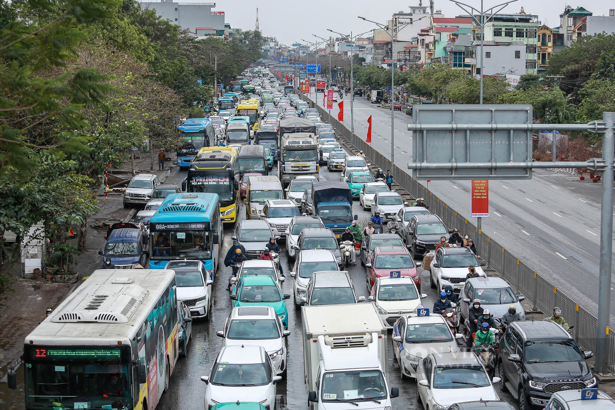 Cửa ngõ Hà Nội vẫn ùn dài, các tuyến phố trong nội đô thông thoáng khác lạ ngày 27 Tết - Ảnh 4.