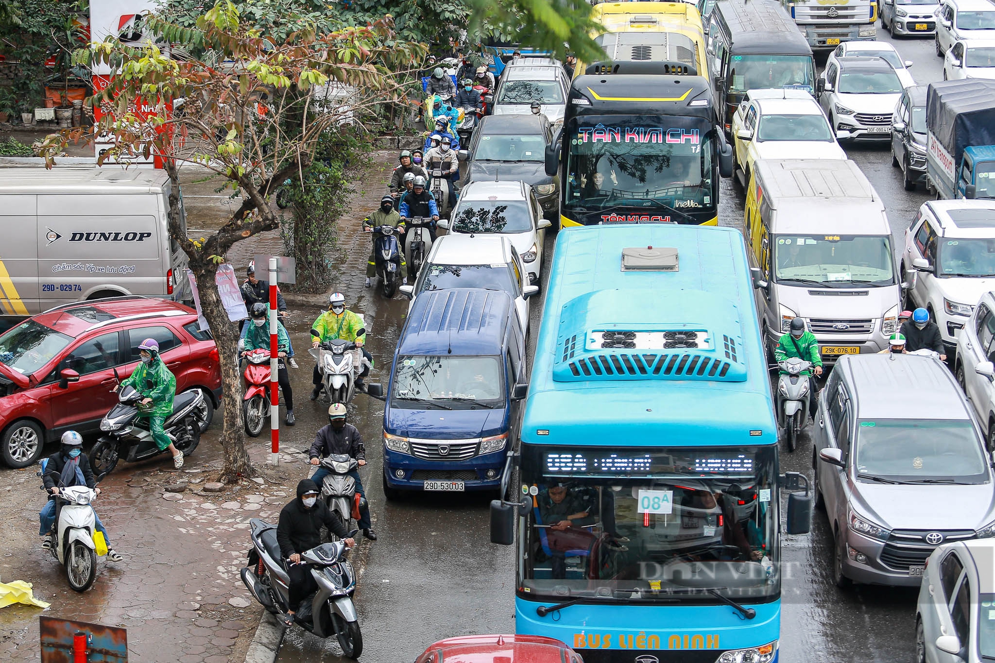 Cửa ngõ Hà Nội vẫn ùn dài, các tuyến phố trong nội đô thông thoáng khác lạ ngày 27 Tết - Ảnh 6.