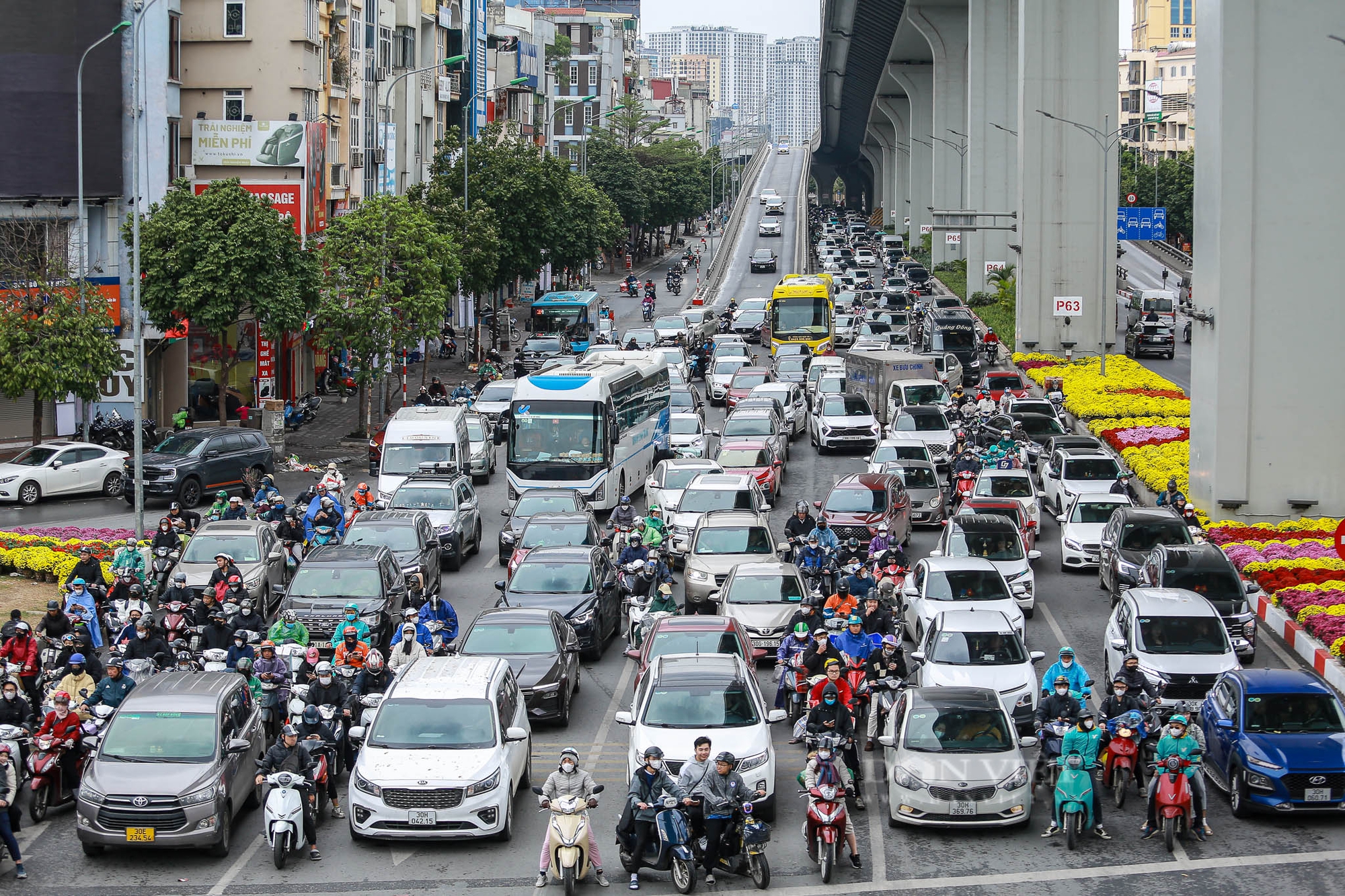 Cửa ngõ Hà Nội vẫn ùn dài, các tuyến phố trong nội đô thông thoáng khác lạ ngày 27 Tết - Ảnh 8.