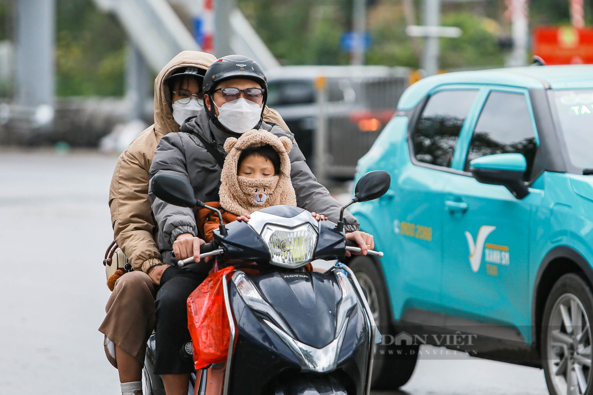 Cửa ngõ Hà Nội vẫn ùn dài, các tuyến phố trong nội đô thông thoáng khác lạ ngày 27 Tết - Ảnh 9.