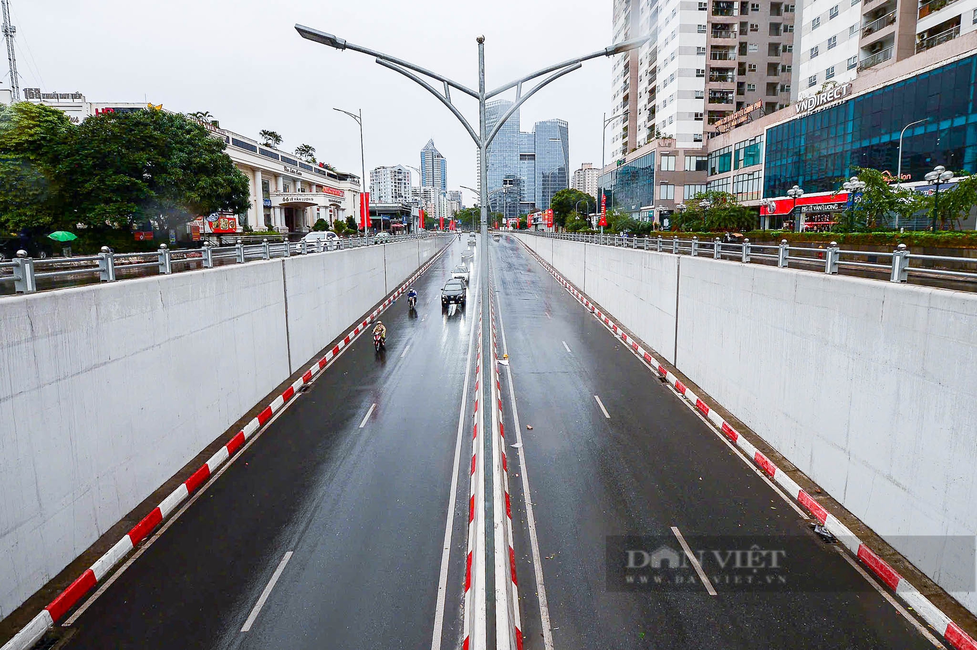 Cửa ngõ Hà Nội vẫn ùn dài, các tuyến phố trong nội đô thông thoáng khác lạ ngày 27 Tết - Ảnh 11.