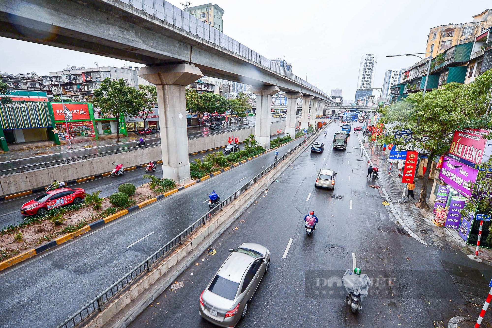 Cửa ngõ Hà Nội vẫn ùn dài, các tuyến phố trong nội đô thông thoáng khác lạ ngày 27 Tết - Ảnh 13.