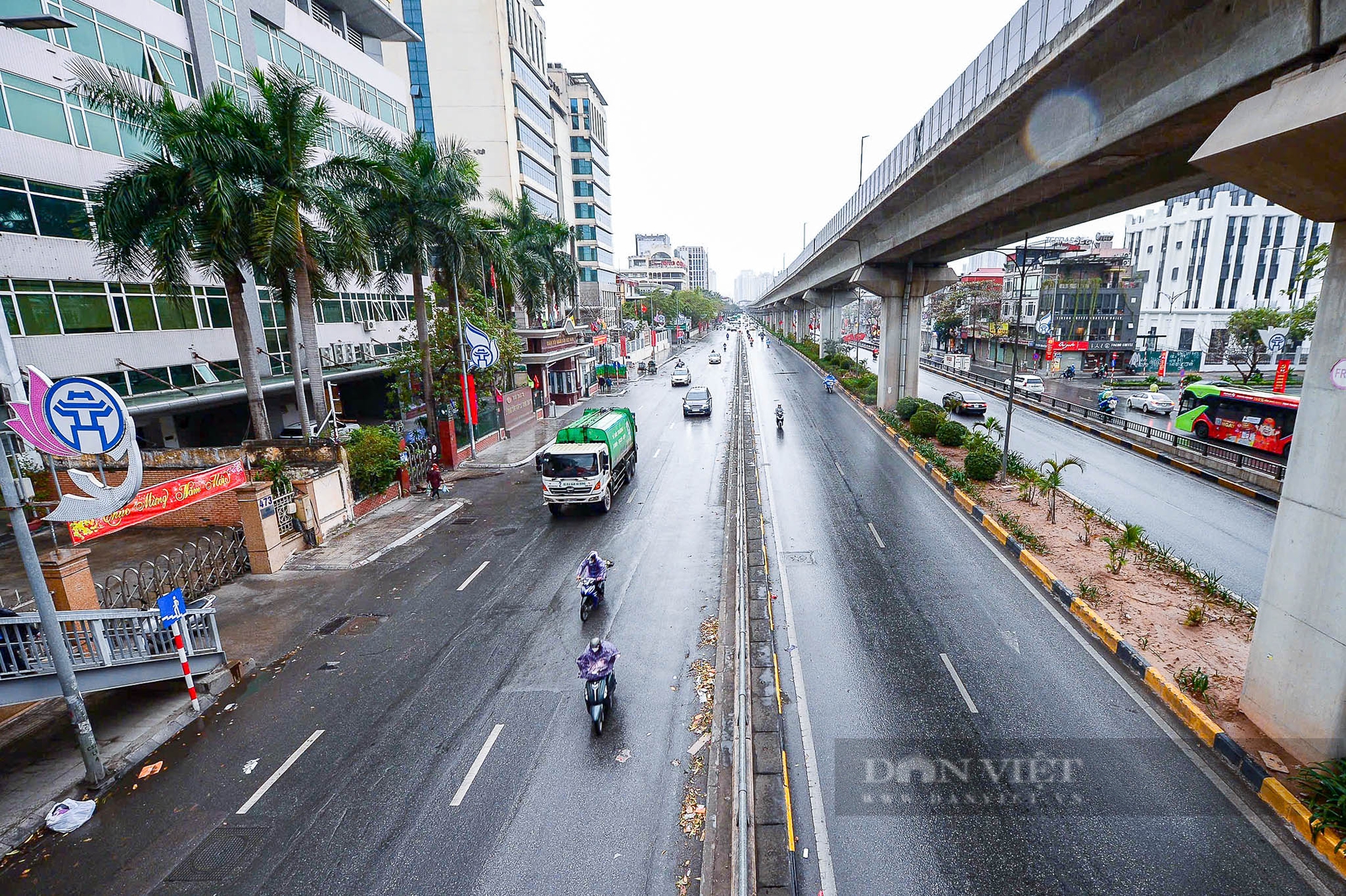 Cửa ngõ Hà Nội vẫn ùn dài, các tuyến phố trong nội đô thông thoáng khác lạ ngày 27 Tết - Ảnh 15.