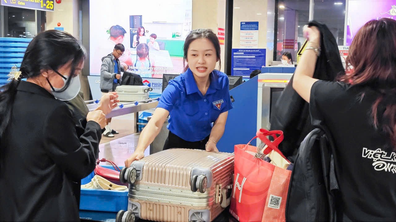 'Áo xanh' tình nguyện trông giữ trẻ, xuyên đêm hỗ trợ hành khách tại sân bay Tân Sơn Nhất ngày 27 Tết ảnh 4