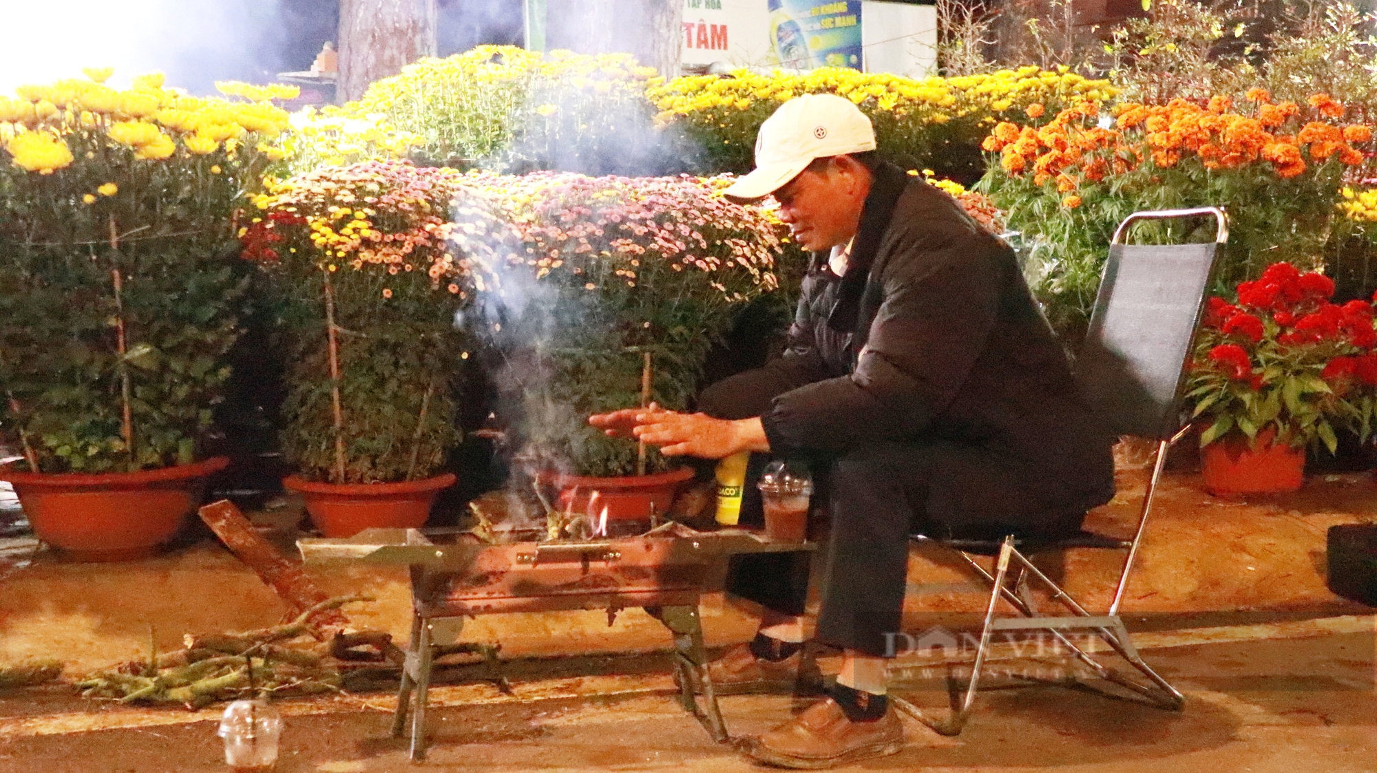 Tiểu thương Đà Lạt đốt lửa sưởi ấm chờ khách mua cây cảnh, hoa chưng Tết Âm lịch - Ảnh 6.