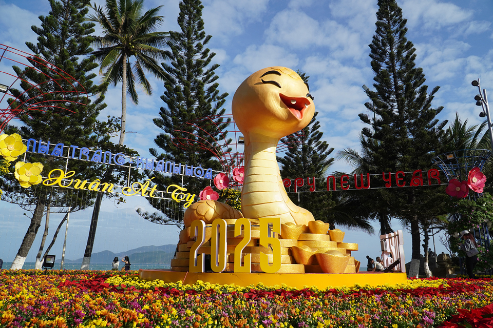 Nha Trang - Khánh Hòa đã chuẩn bị nhiều chương trình văn nghệ và trang trí Tết để phục vụ người dân và du khách đón Xuân.