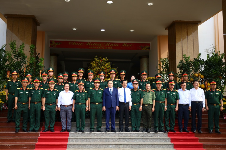 Chủ tịch Quốc hội Trần Thanh Mẫn và các đại biểu, cán bộ Bộ Chỉ huy Quân sự thành phố Cần Thơ chụp ảnh lưu niệm.