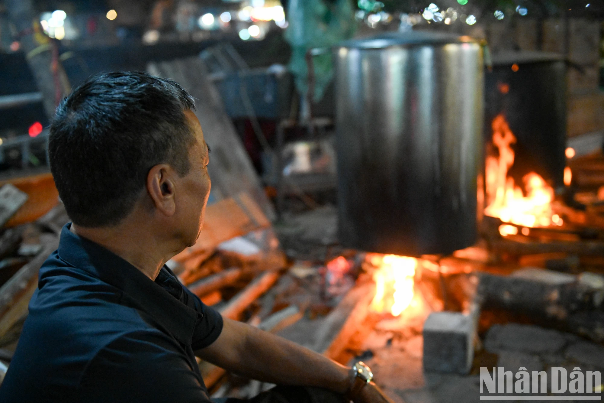 [Ảnh] Gia đình quây quần, thức xuyên đêm canh nồi bánh chưng Tết ảnh 2