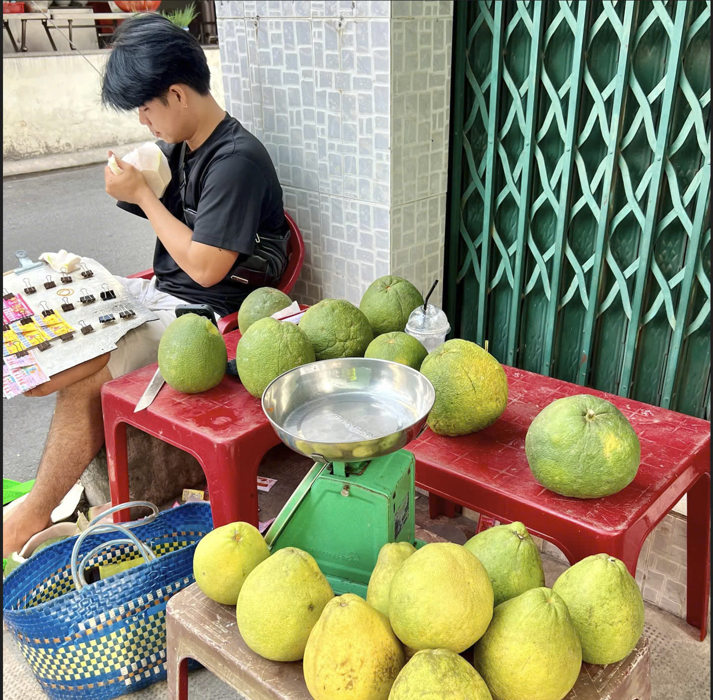 Cảm động nghị lực của chàng trai trẻ bị mất một tay vẫn cố gắng mưu sinh- Ảnh 10.