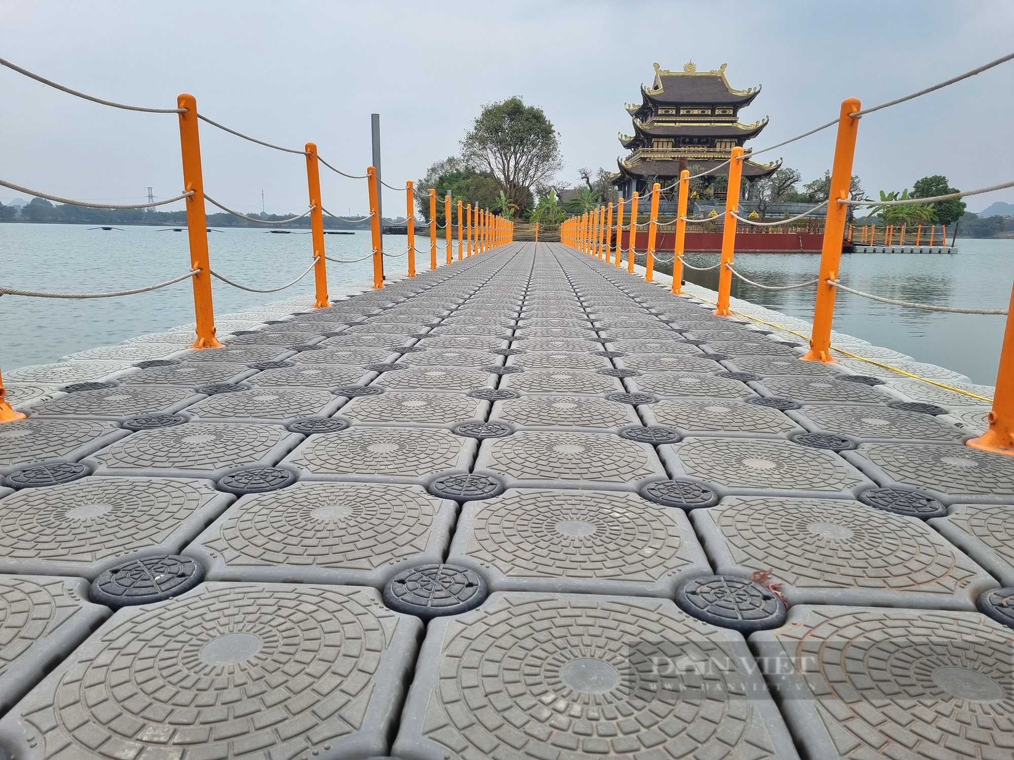 Cận cảnh ngôi chùa dát vàng độc đáo ở Ninh Bình - Ảnh 2.