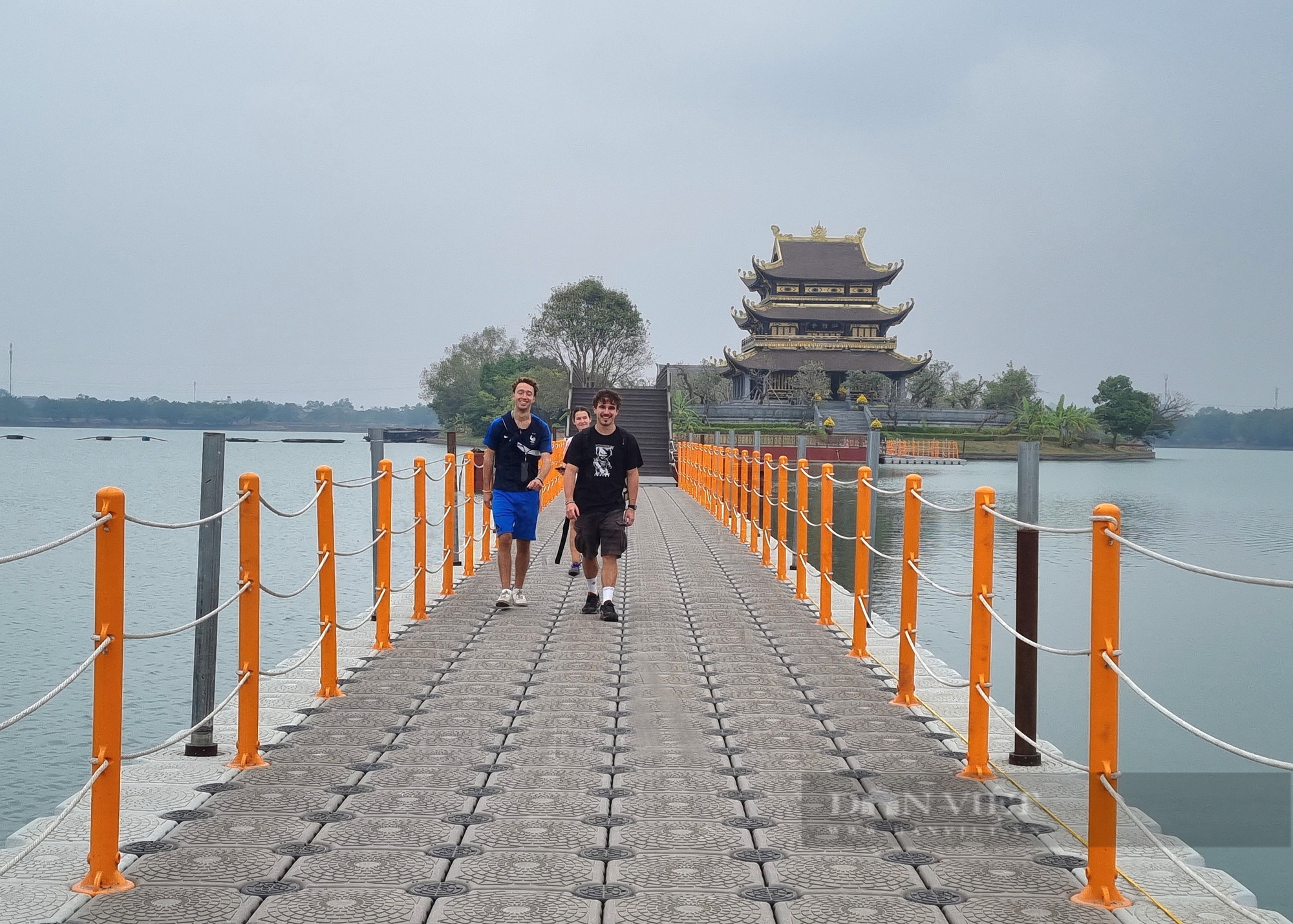 Cận cảnh ngôi chùa dát vàng độc đáo ở Ninh Bình - Ảnh 3.
