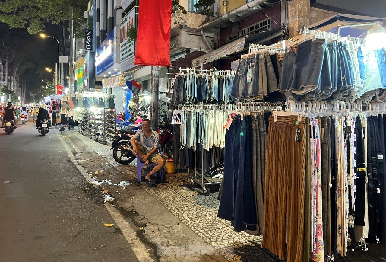 Giảm giá 'sập sàn', tiểu thương phố thời trang vẫn 'ngồi chơi xơi nước' chờ khách ảnh 3