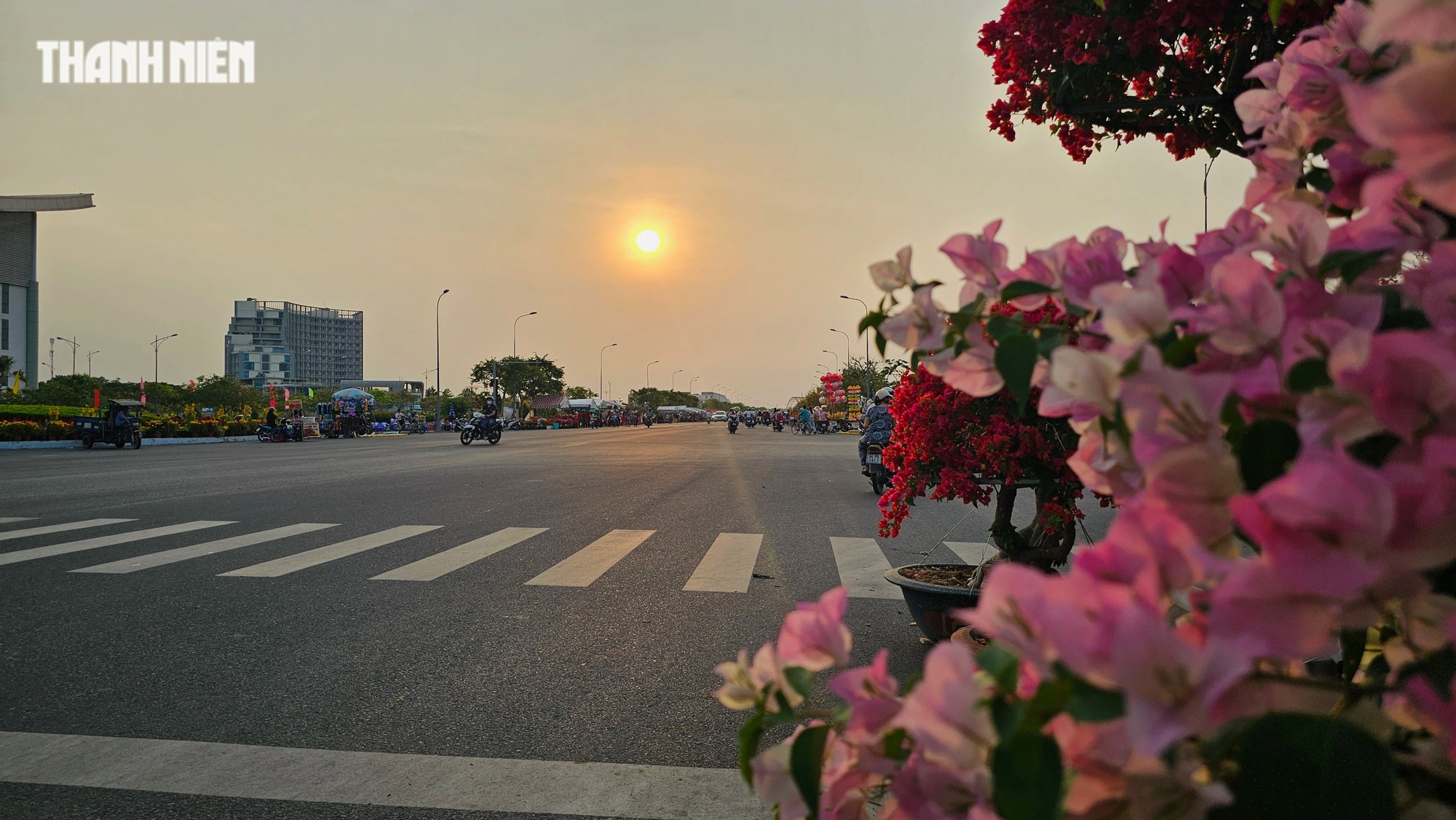 Ngắm hoàng hôn bên đường gốm và hoa dài nhất Việt Nam- Ảnh 17.