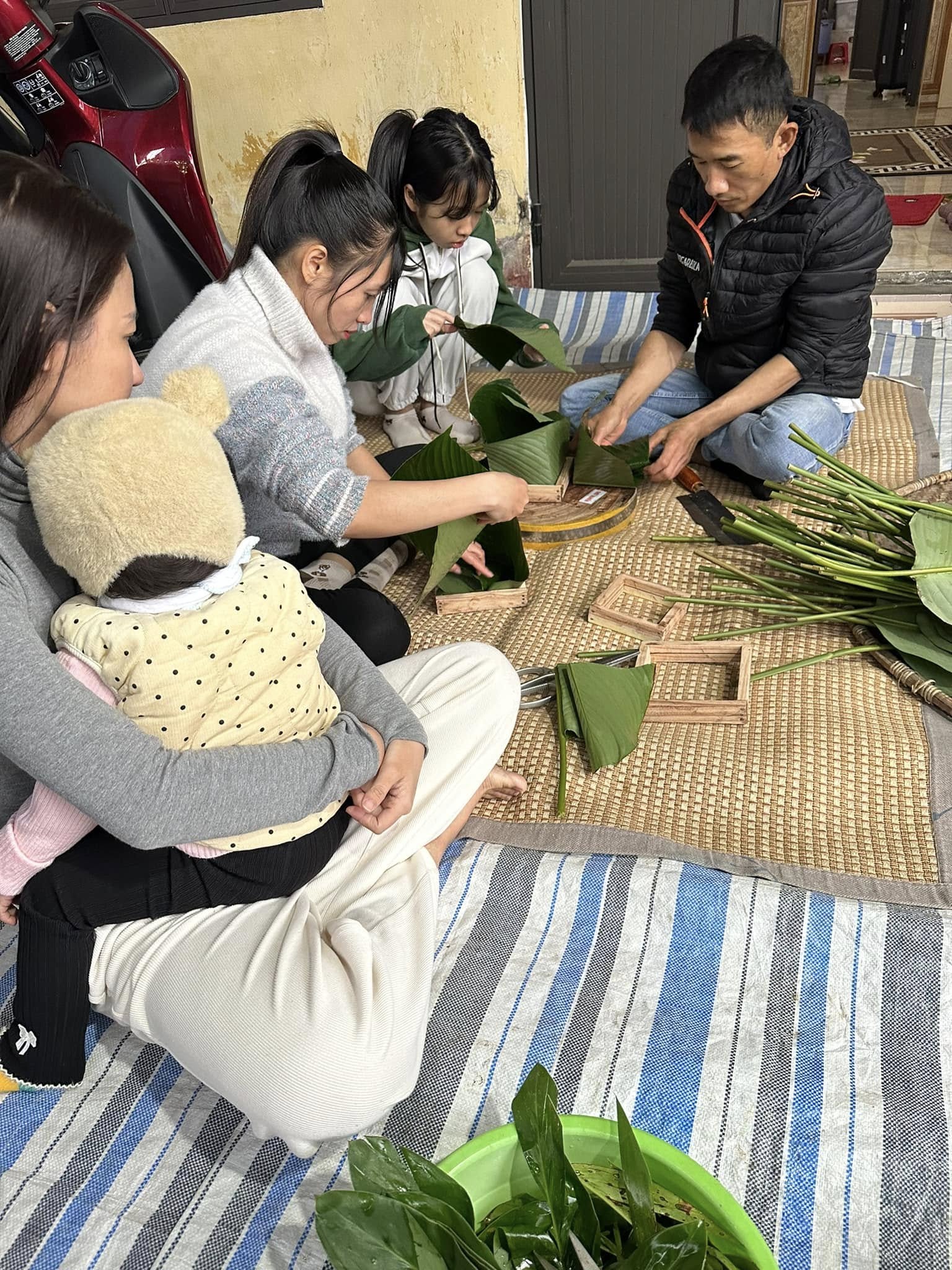 Sao bóng đá ngày cận tết: Xuân Son chăm chỉ tập phục hồi, Đình Triệu gói bánh chưng- Ảnh 4.