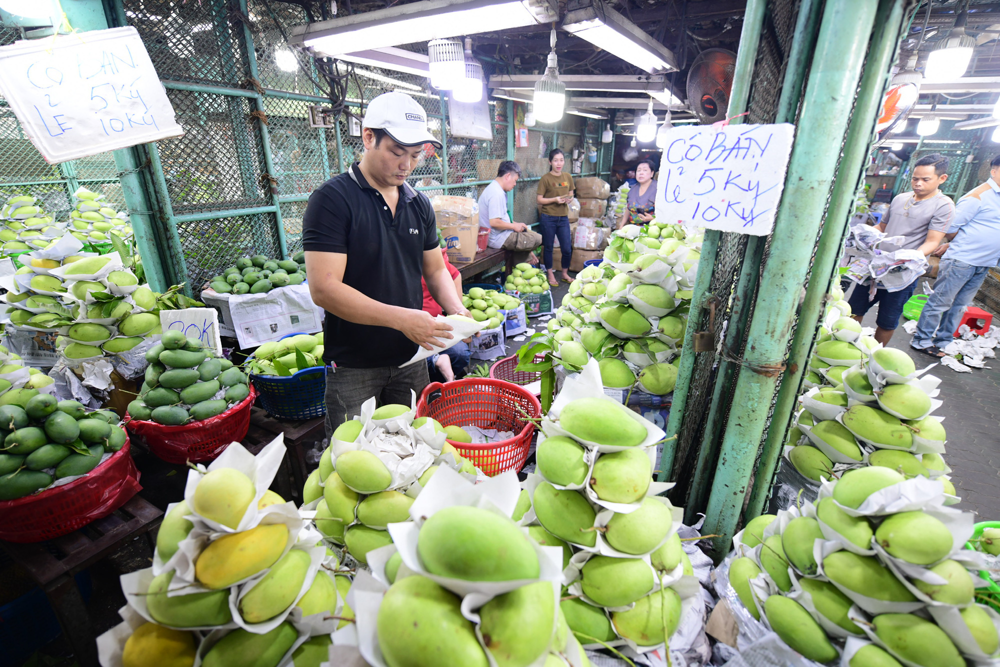 TP.HCM: Xuyên đêm kiểm tra các chợ đầu mối trái cây, thịt heo trước Tết - Ảnh 2.