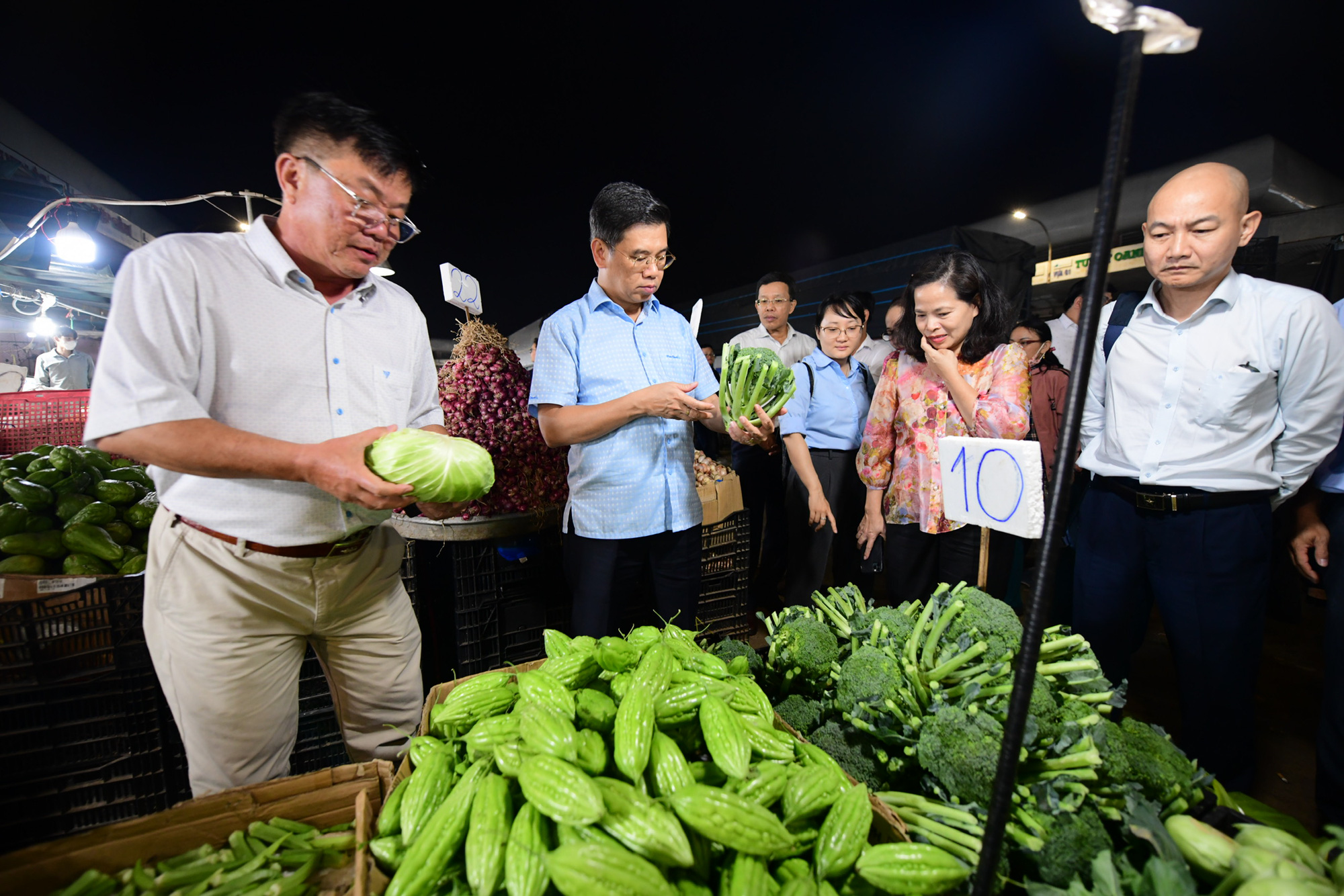 Xuyên đêm kiểm tra chợ đầu mối trái cây, thịt heo trước Tết, vẫn lo về an toàn thực phẩm - Ảnh 4.