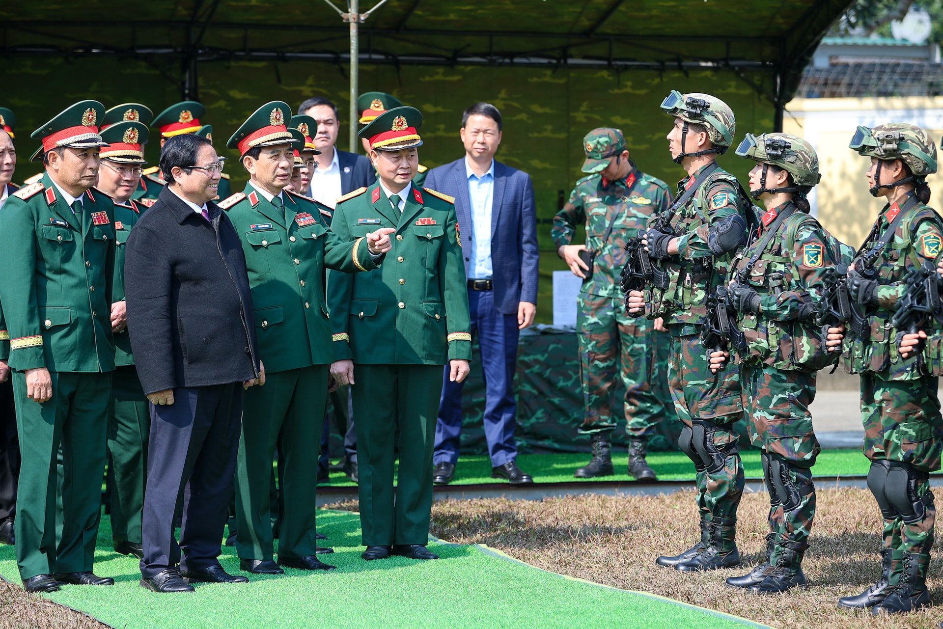 Thủ tướng chúc Tết và kiểm tra công tác ứng trực tại một số đơn vị quân đội, công an- Ảnh 12.