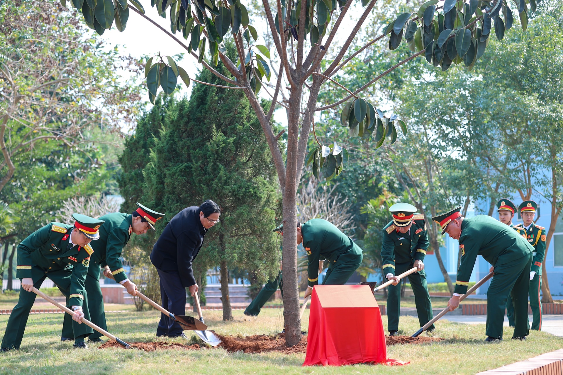 Thủ tướng chúc Tết và kiểm tra công tác ứng trực tại một số đơn vị quân đội, công an- Ảnh 13.