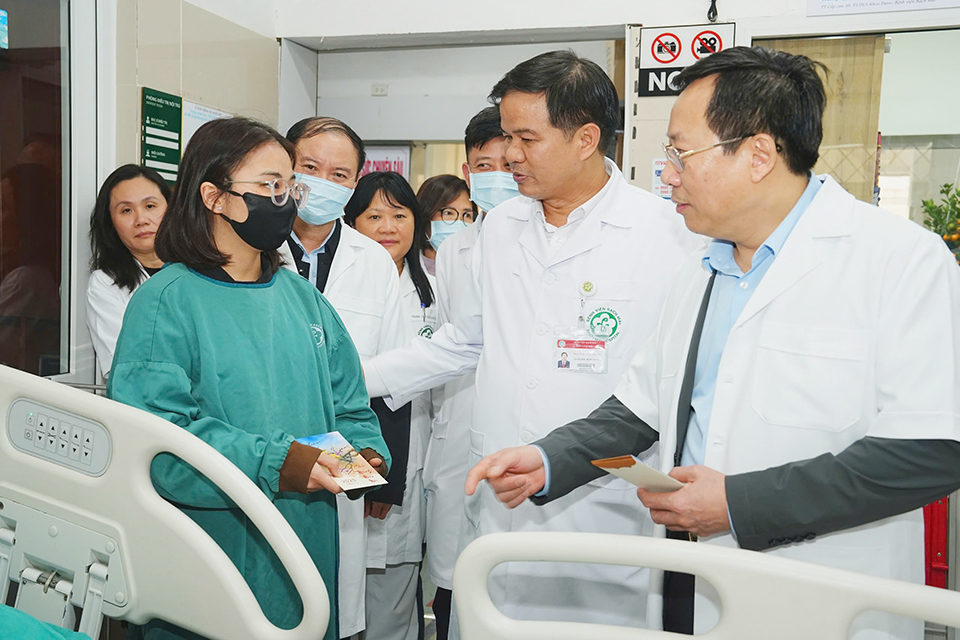 Thứ trưởng Bộ Y tế Lê Đức Luận và PGS.TS Đào Xuân Cơ - Giám đốc Bệnh viện Bạch Mai thăm hỏi, tặng quà cho người bệnh nhân dịp Xuân Ất Tỵ 2025.