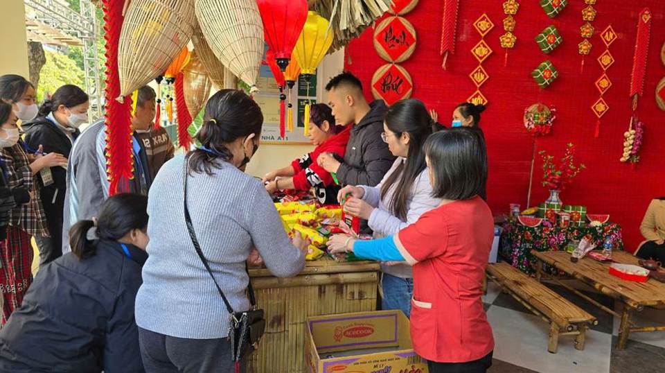 Gian hàng 0 đồng được triển khai để phục vụ người bệnh, người nhà người bệnh ăn Tết.