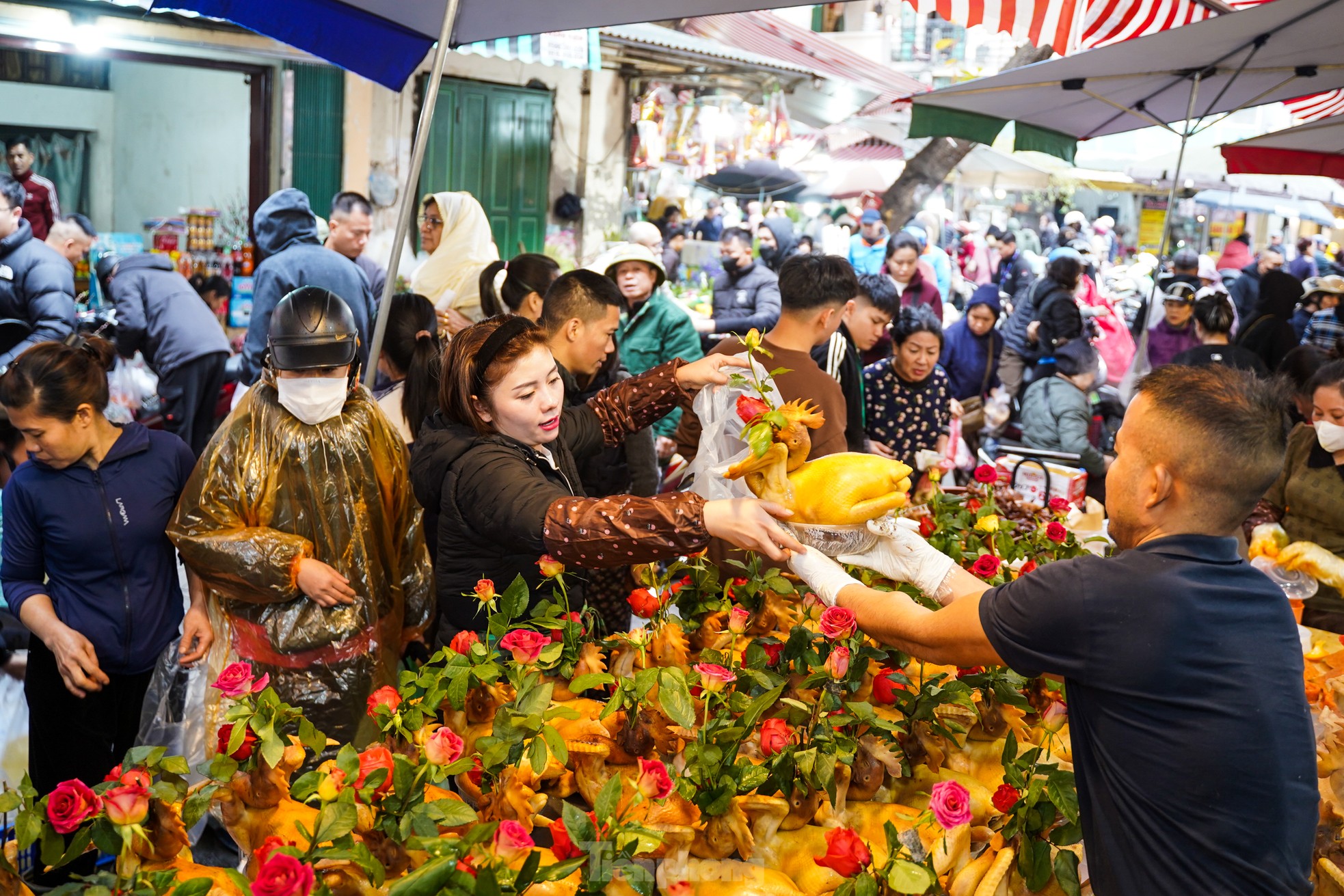 Người Hà Nội chi nửa triệu đồng mua gà ngậm hoa hồng sáng 29 Tết tại chợ 'nhà giàu' ảnh 5